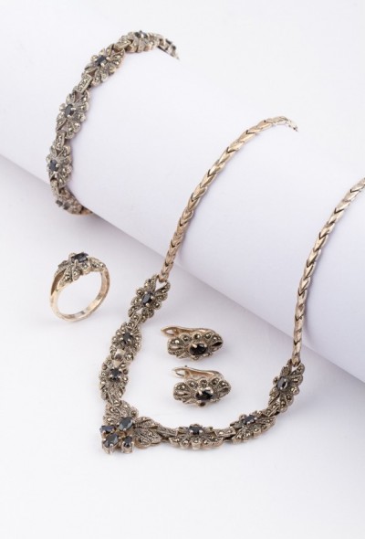 Zilveren set bestaande uit:collier/ketting, armband , oorstekers en ring met saffier en markasiet