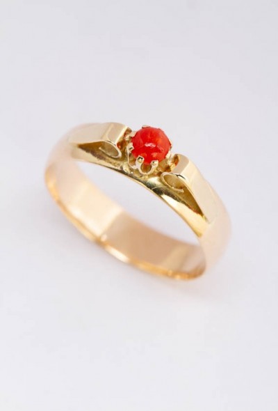 14 krt. gouden ring met bloedkoraal.