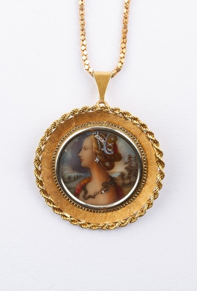 Gouden portret hanger aan gouden collier