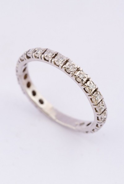 Wit gouden alliance ring met diamanten