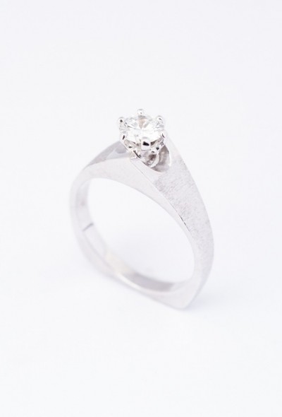 Wit gouden solitair ring met een briljant van 0.43 ct.