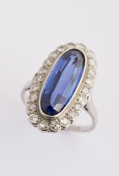 Platina ring met synth. saffier en diamant