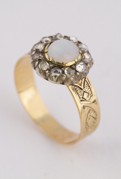 Antieke gouden ring met opaal en diamanten