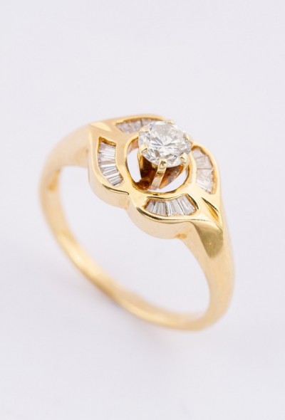 Gouden entourage ring met briljant en diamanten
