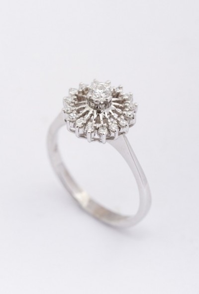 Wit gouden entourage ring met briljant en diamanten