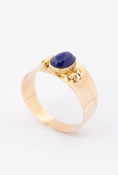 Gouden ring met lapis lazuli.