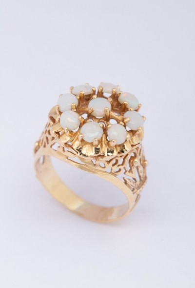 Gouden ring met melk opalen