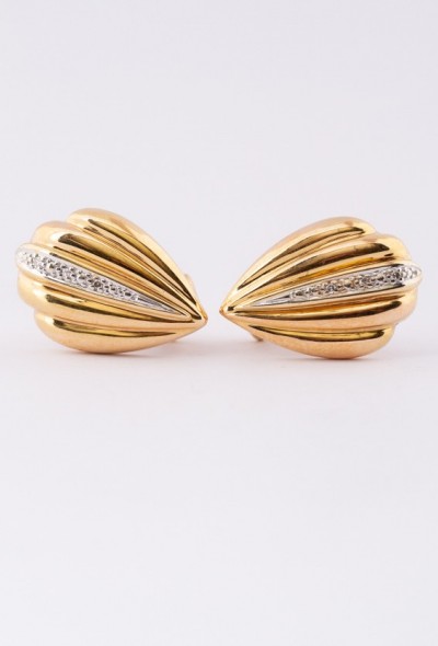 Gouden oorclips met in elk 3 diamanten