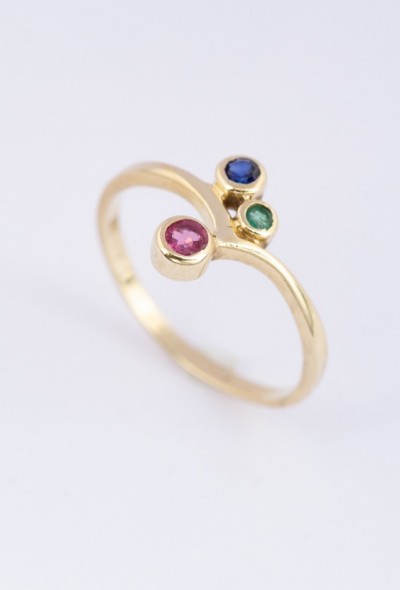 Gouden ring met smaragd, saffier en robijn