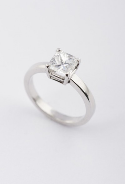 Wit gouden solitair ring met radiant briljant. 1.01 ct.