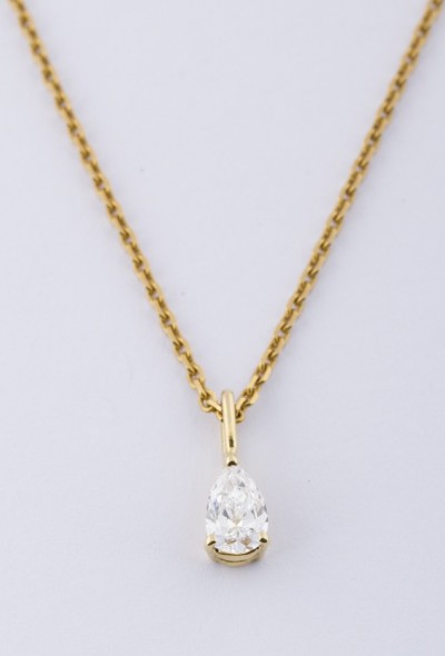 Gouden hanger met een peervormig geslepen diamant