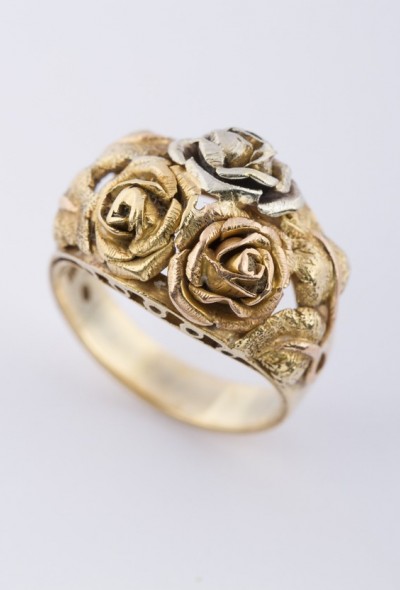 Gouden ring met roos motieven