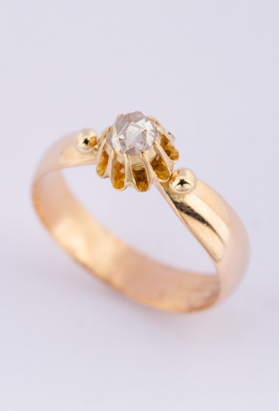 Gouden ring met roos geslepen diamant