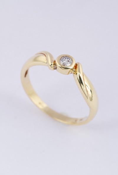 Gouden slag ring met een briljant