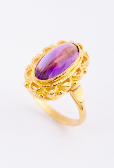 22 krt. gouden ring met cabochon geslepen amethist