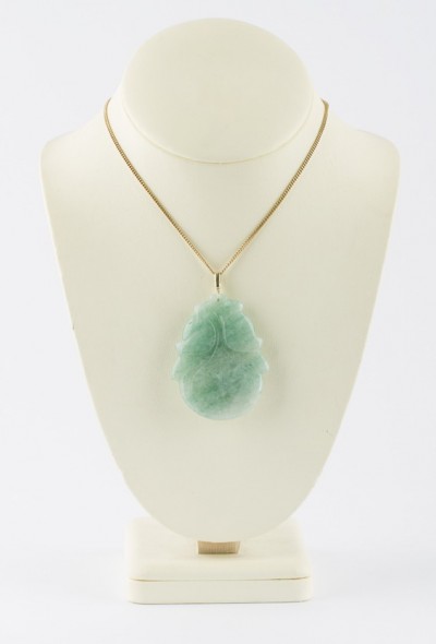 Jade hanger aan gouden collier