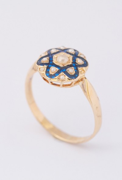 Gouden ring met parels en emaille