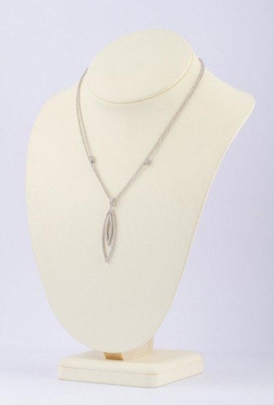 Wit gouden hanger met briljanten aan wit gouden collier