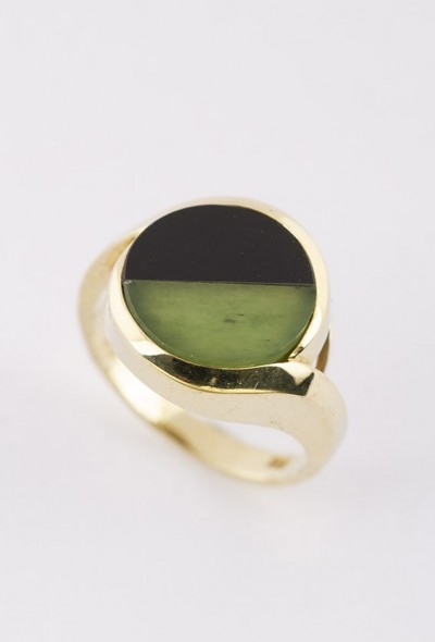 Gouden ring met jade en onyx.