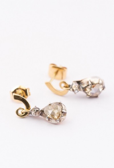 Gouden oorhangers met peervormig geslepen diamant