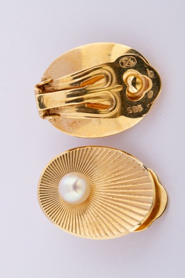 Gouden oorclips met cultivé parel