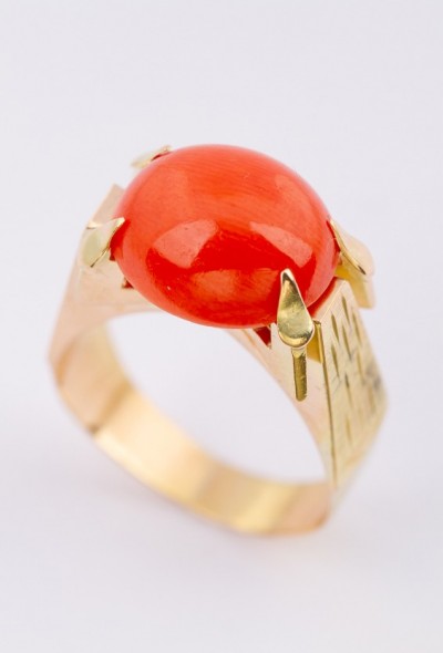 Gouden ring met een cabochon geslepen bloedkoraal