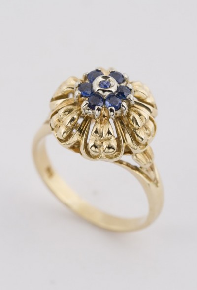 Gouden entourage ring met saffier