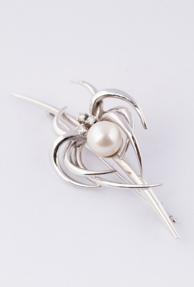 Wit gouden broche met cultivé parel en 3 briljanten