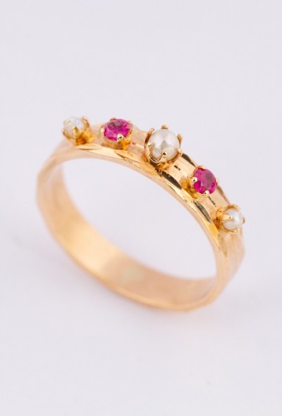 Gouden band ring met robijn en parels