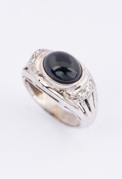 Wit gouden ring met onyx en diamant