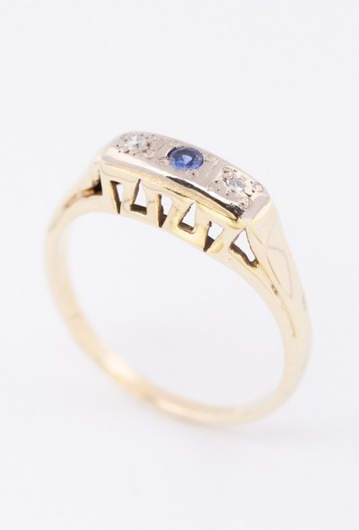 Gouden rij ring met een saffier en diamanten