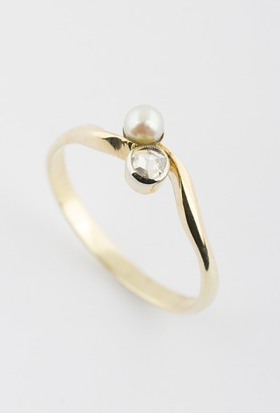 Antieke slag ring met diamant en parel