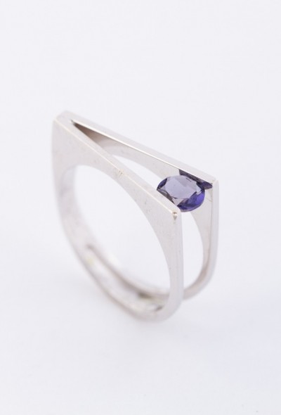 Wit gouden ring met blauw kristal