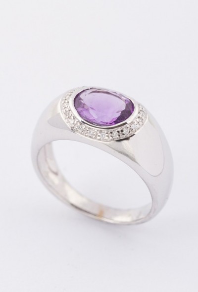 Wit gouden entourage ring met amethist en 20 briljanten