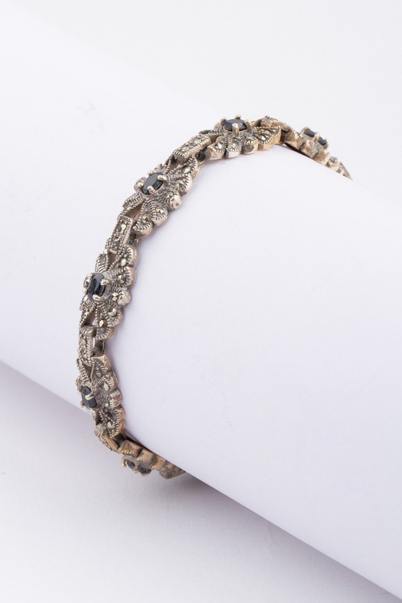 lezing Begroeten Waden Zilveren parure bestaande uit: collier, armband, oorstekers en ring met  saffier en markasiet.