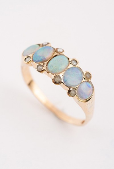 Engelse Victoriaanse ring met opalen