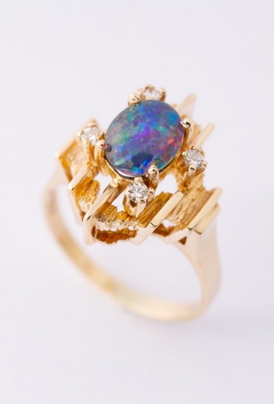 9 krt. ring met opaal en briljanten