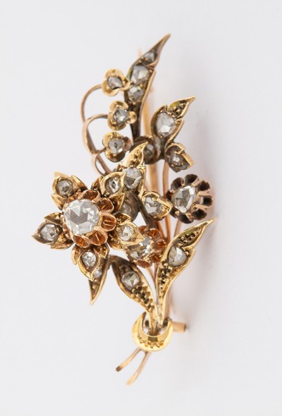 Gouden bloemen broche met roos geslepen diamanten in zilver gezet