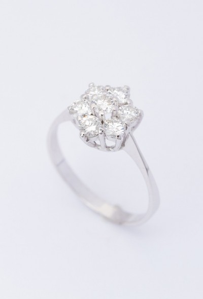 Wit gouden entourage ring met 7 briljanten. Totaal 0.90 ct.