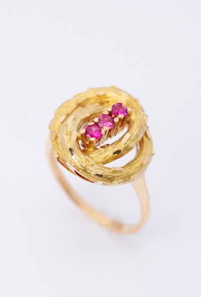 Gouden ring met robijnen