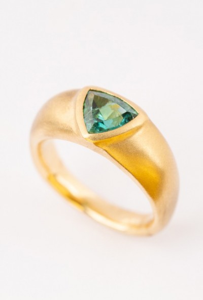 Gouden gematteerde ring met een triangel geslepen toermalijn
