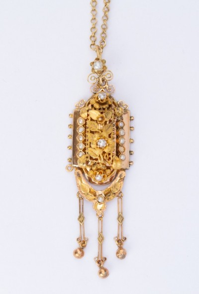 Antieke gouden klederdracht hanger met parels aan gouden collier