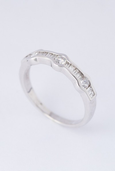 Wit gouden rij ring met 3 briljanten en baguette geslepen diamanten