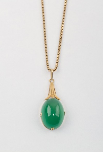 Gouden hanger met groen agaat aan gouden collier