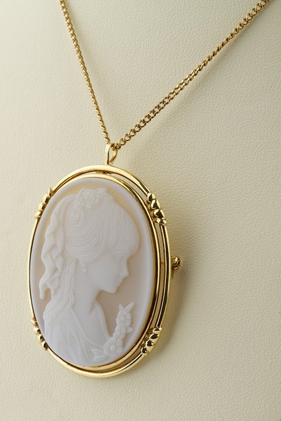 Oude wit agaten camee broche/hanger met voorstelling van een jong meisje 18 krt. gouden gourmet collier.