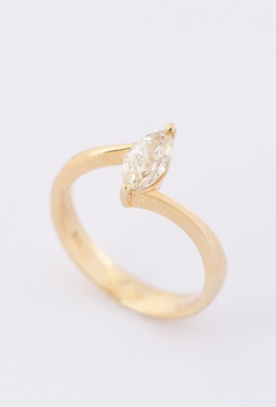 Gouden solitair ring met een markies diamant