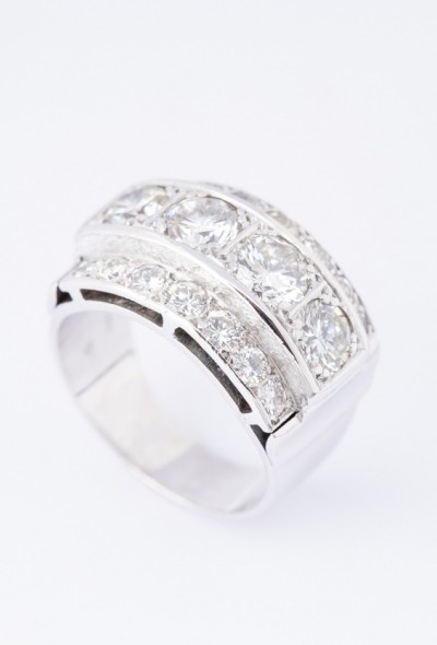 Wit gouden band ring met briljanten. Ca. 3.2 ct.