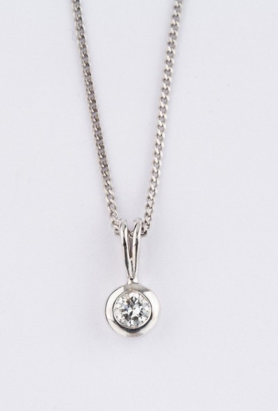 Wit gouden solitair hanger met een briljant aan wit gouden collier