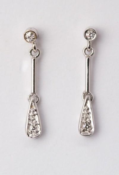 Wit gouden oorhangers met in elk 2 diamanten