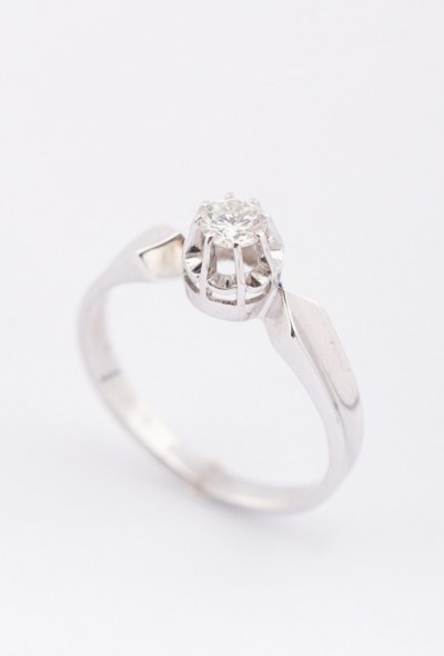 Wit gouden solitair ring met een briljant van ca. 0.18 ct.